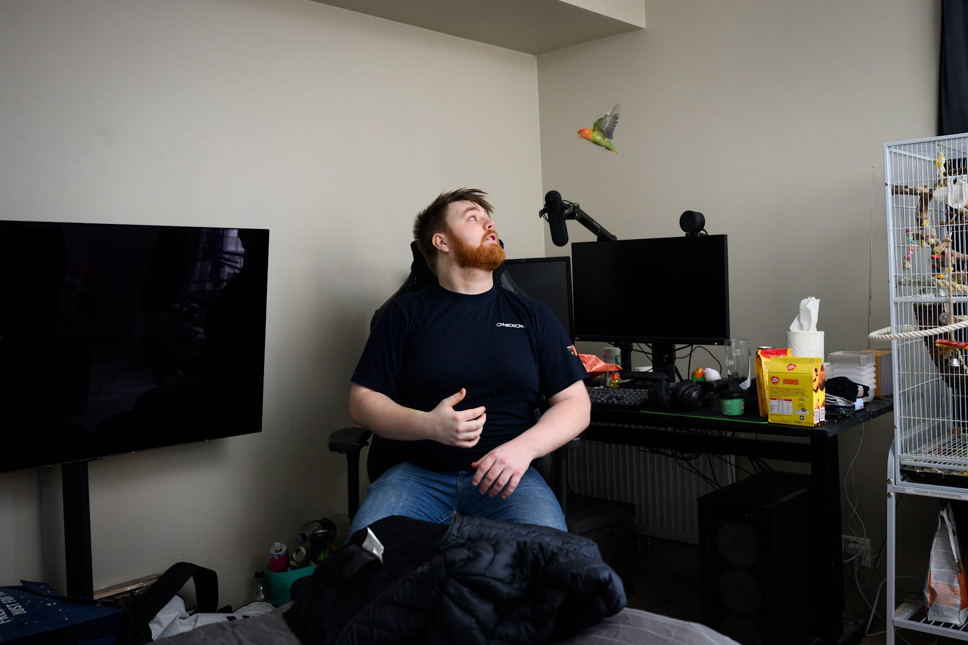 Buret til Vitus og Vita tar opp my av plassen i hybelen. I tillegg har 26-åringen plass til en seng, en TV og en skrivepult. Han er storfornøyd, men savner stekeovn og oppvaskmaskin. 