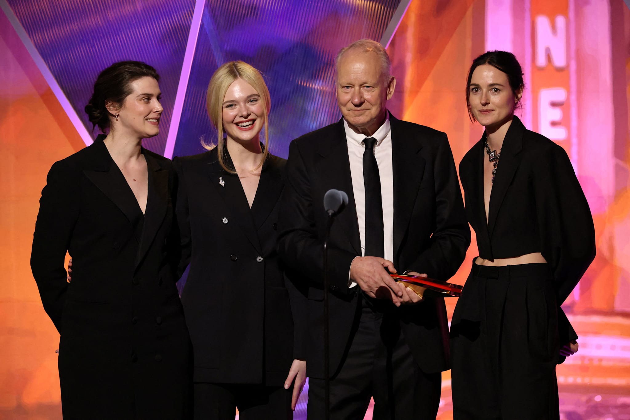 Inga Ibsdotter Lilleaas (fra venstre), Elle Fanning, Stellan Skarsgård og  Renate Reinsve i Beverly Hills.