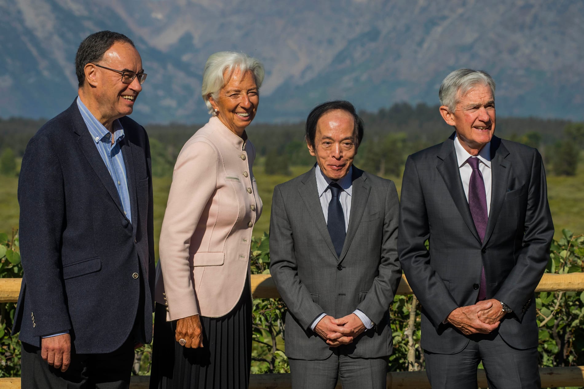 Storbritannias sentralbanksjef Andrew Bailey (til venstre) og Christine Lagarde, sjef i Den europeiske sentralbanken, har begge signert uttalelsen til støtte for USAs sentralbanksjef Jerome Powell (til høyre).