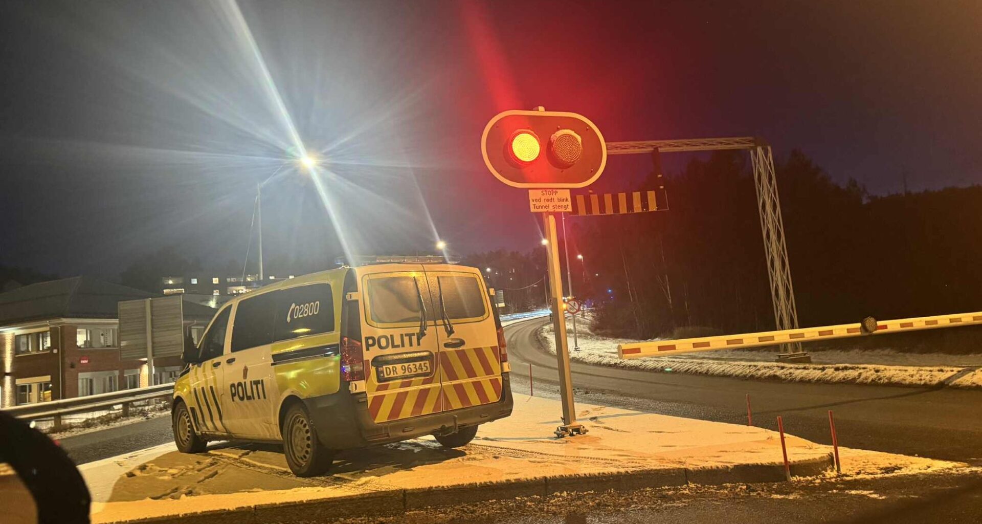 Nyheter, Bamble | Bilfører kjørte inn i midtrabatt etter dugg på frontruta