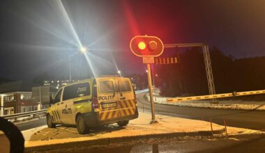 Nyheter, Bamble | Bilfører kjørte inn i midtrabatt etter dugg på frontruta