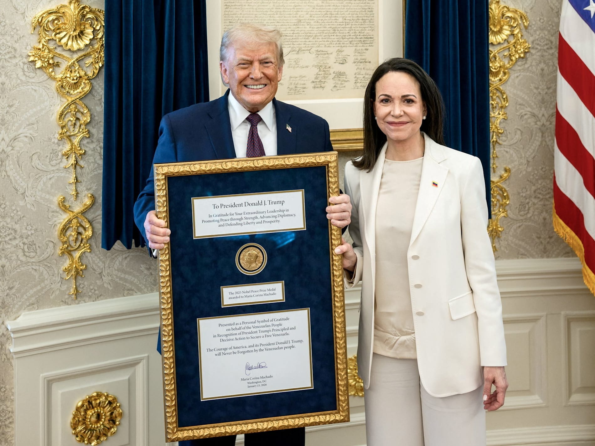 Donald Trump fekk ein plakett med ei skildring av kvifor María Corina Machado gav han fredsprismedaljen i stor skrift. Sikkert for at han skal hugse det. 