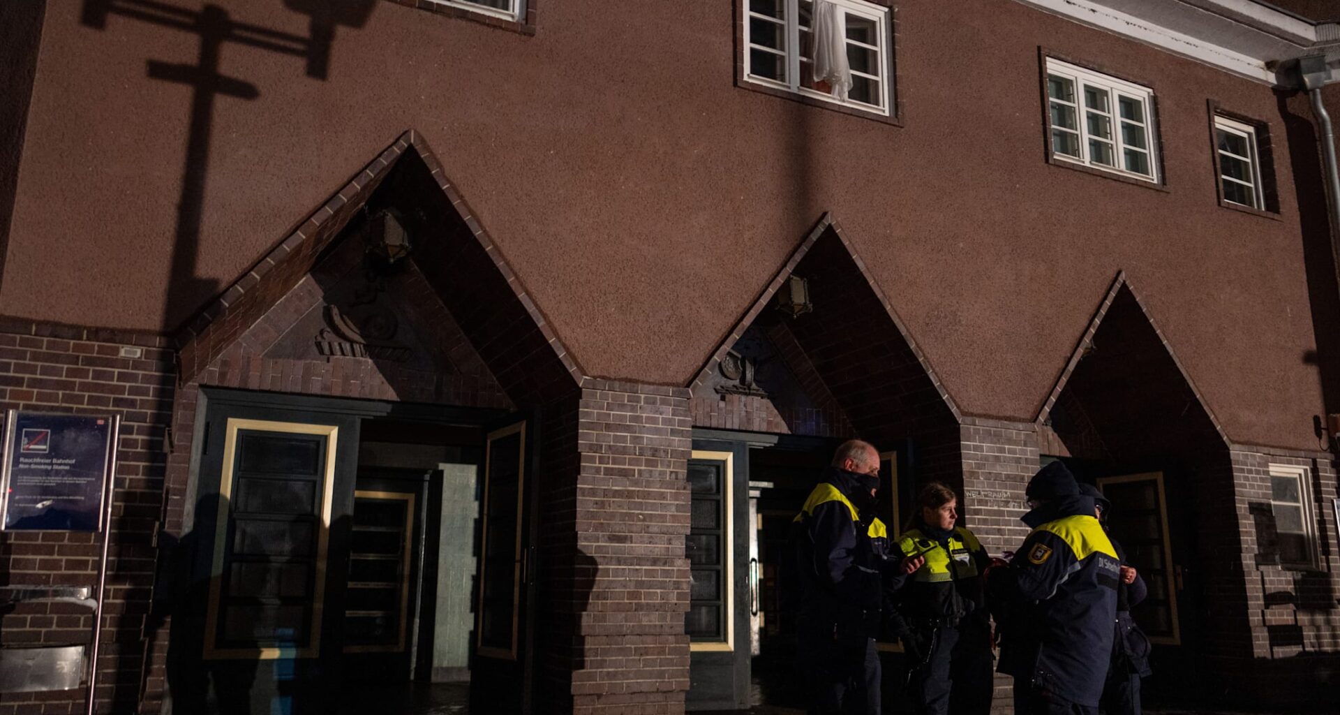 En pendlertogstasjon i Berlin uten strøm lørdag.