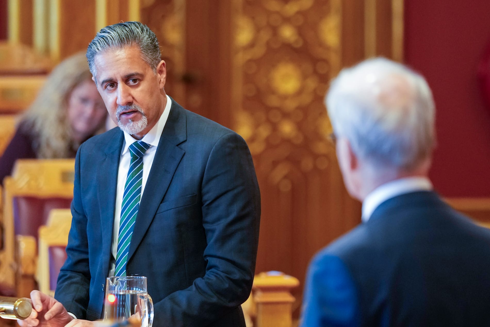 Venstres Abid Raja går i struper på Støre-regjeringen for somling. 