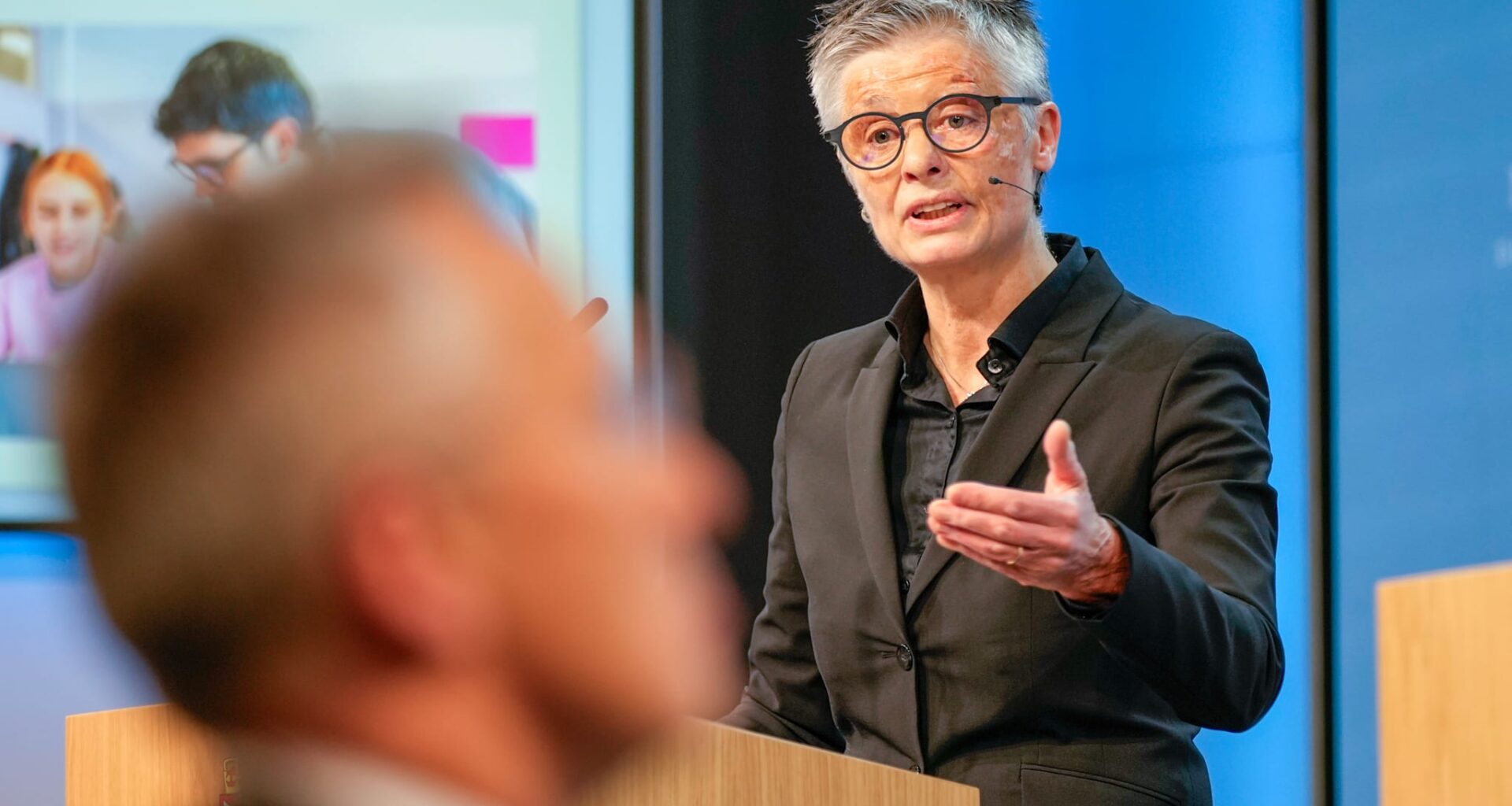 Medlem av kommunekommisjonen Signy Irene Vabo presenterte kommisjonens første rapport for finansminister Jens Stoltenberg (i forgrunnen) og kommunalminister Bjørnar Skjæran.