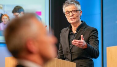 Medlem av kommunekommisjonen Signy Irene Vabo presenterte kommisjonens første rapport for finansminister Jens Stoltenberg (i forgrunnen) og kommunalminister Bjørnar Skjæran.