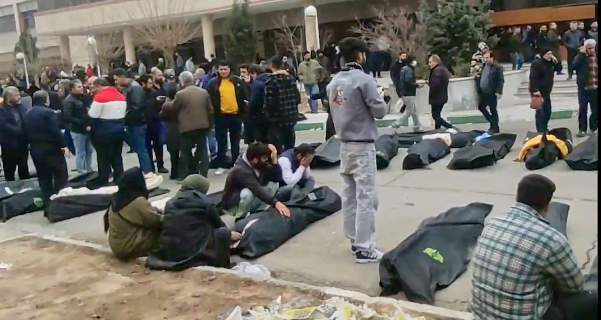 Videoer som sirkulerer på sosiale medier viser døde og sørgende ved et likhus i utkanten av Irans hovedstad Teheran. Dette bildet er en skjermdump fra en video som skal være tatt sist helg. Nyhetsbyrået AP har verifisert videoen.