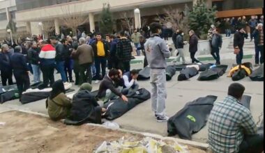 Videoer som sirkulerer på sosiale medier viser døde og sørgende ved et likhus i utkanten av Irans hovedstad Teheran. Dette bildet er en skjermdump fra en video som skal være tatt sist helg. Nyhetsbyrået AP har verifisert videoen.