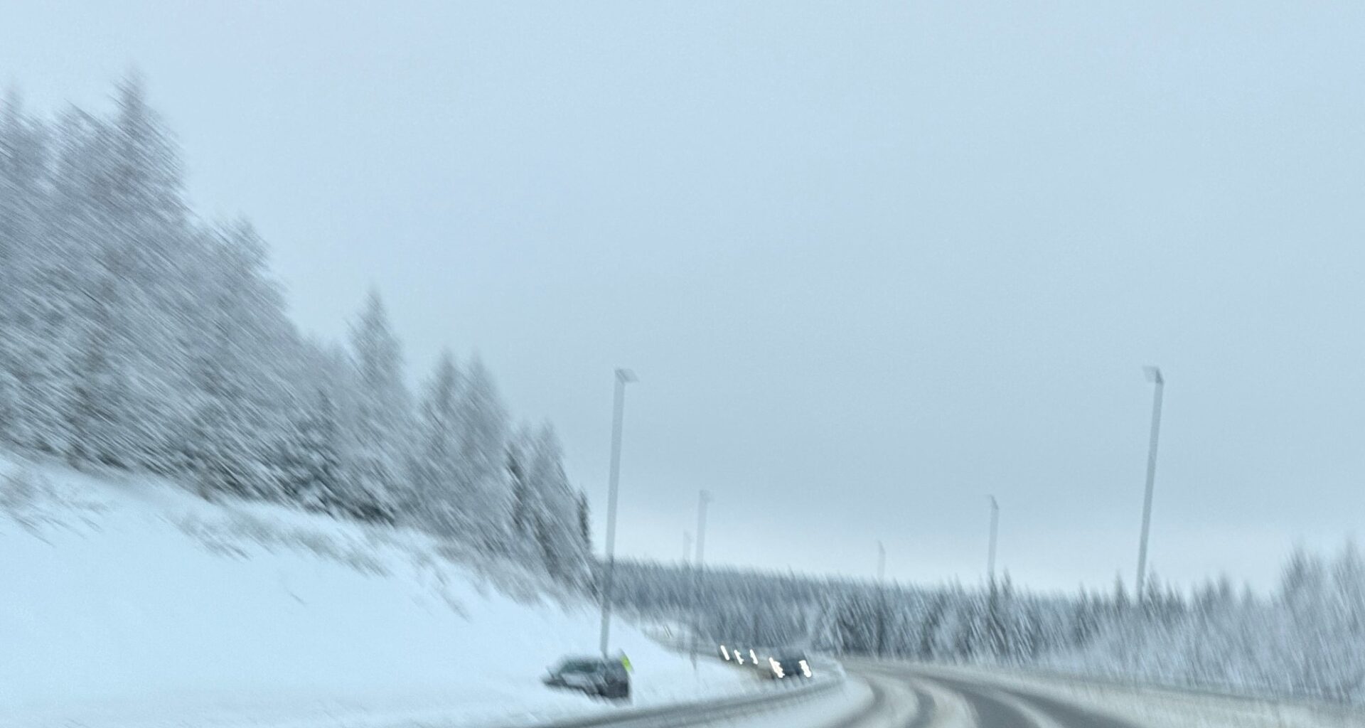 Riksvei 4, Gjøvik | Bil på riksvei 4 skal ha mistet hjulet