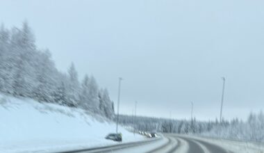 Riksvei 4, Gjøvik | Bil på riksvei 4 skal ha mistet hjulet