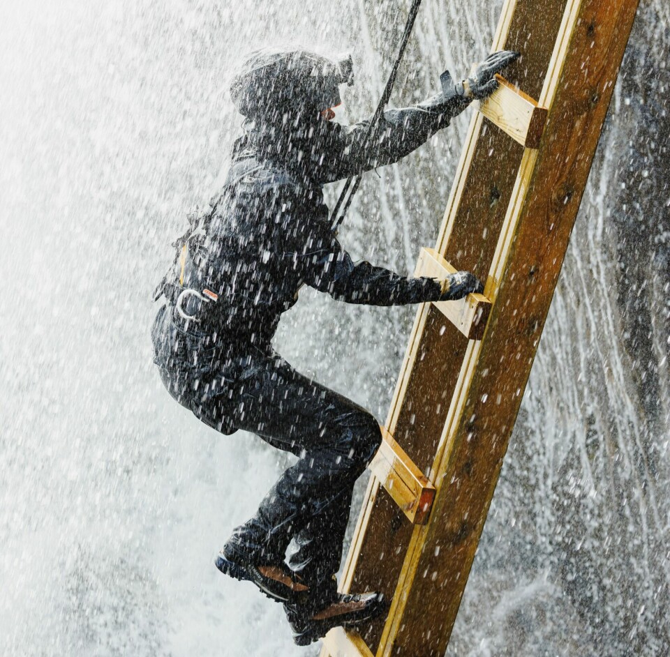 DET VÅTE ELEMENT: Mona får allerede i første episode et møte med det våte element når deltakerne må klatre opp langs et fossefall.