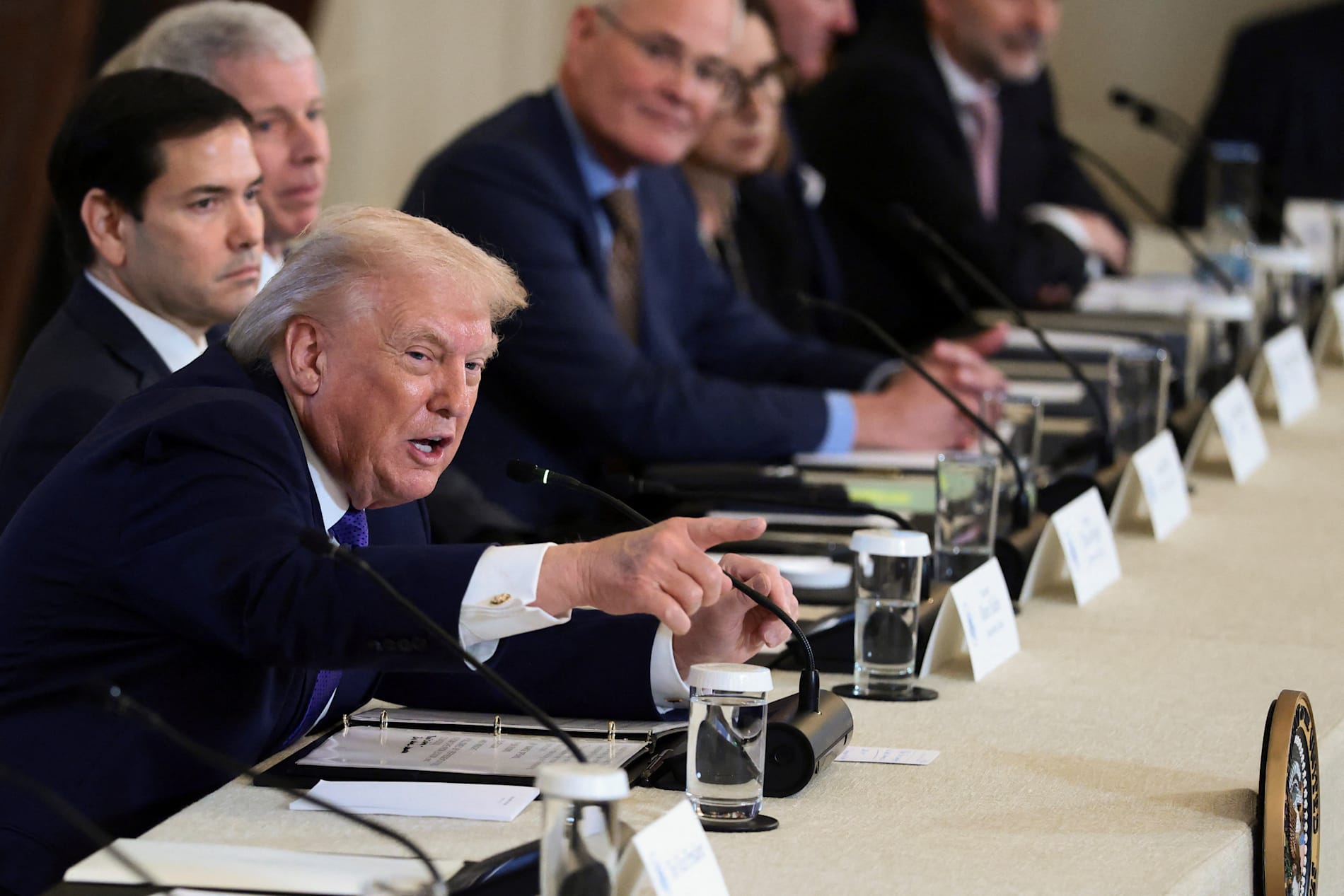 MØTE: Donald Trump prøver å overtale USAs oljegiganter til å investere massivt i Venezuela. 