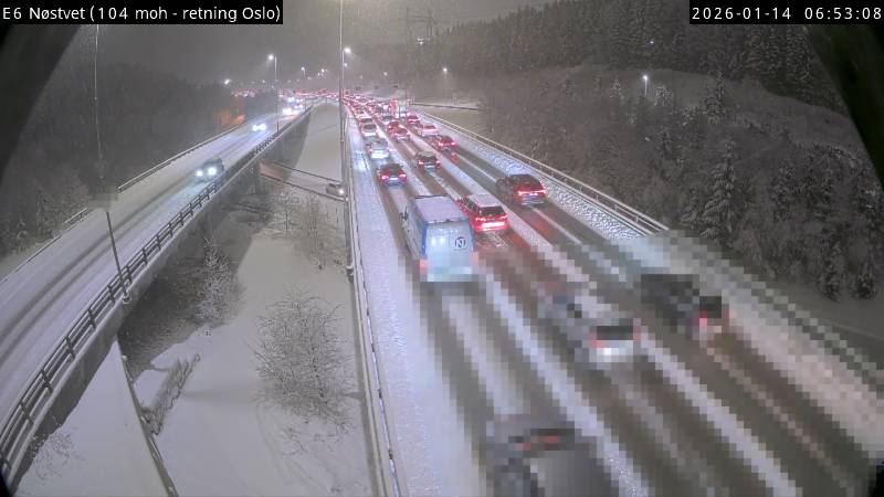 E18 sperret og stengt ved Slependen – og bilbrann