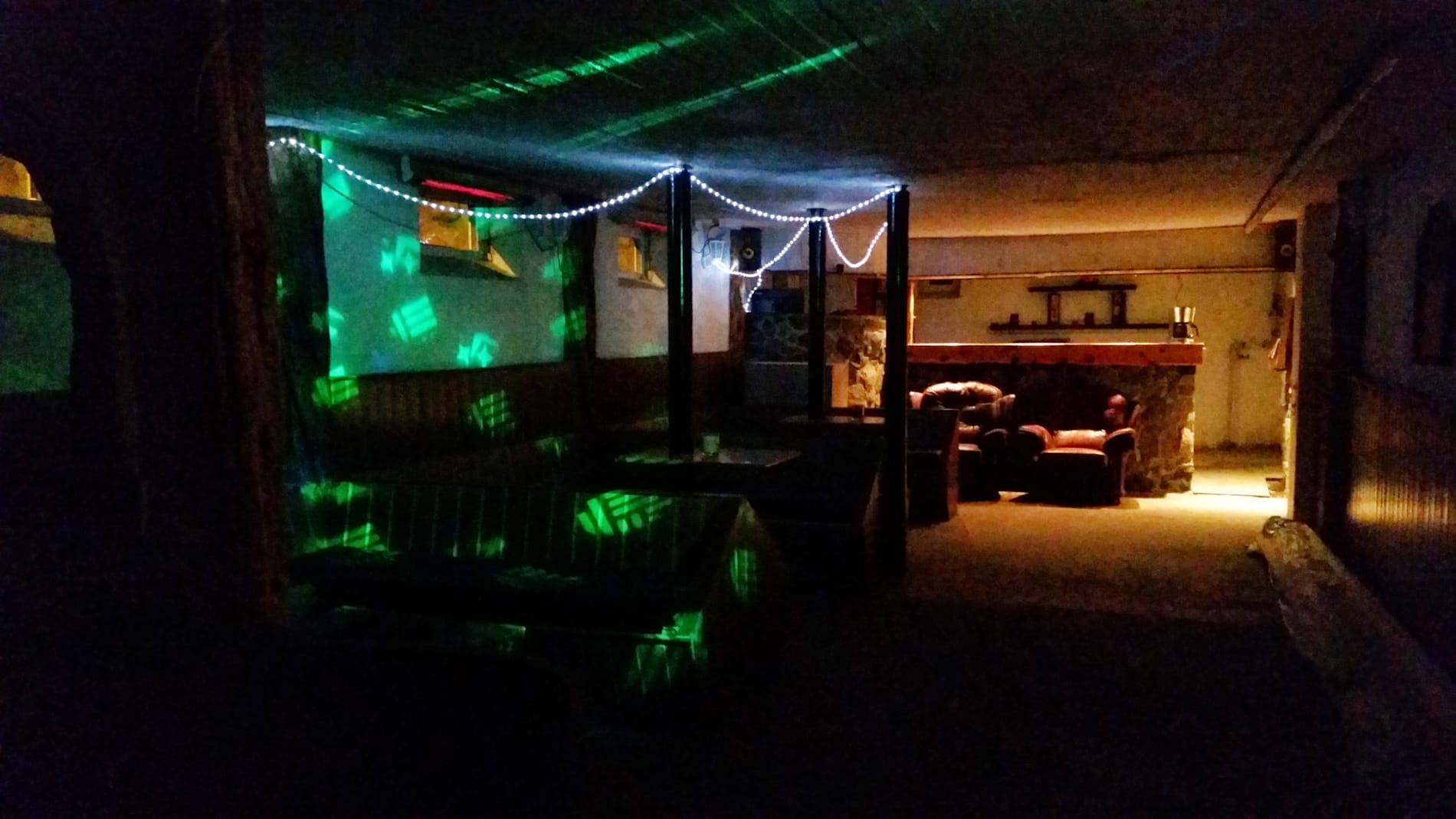 Bildet bærer preg av å ha blitt tatt med mobilkamera på begynnelsen av 2000-tallet, men gir et visst inntrykk av hvordan det så ut i huset da Sæterdal overtok. 