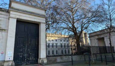 Protester mot kinesisk «spion­senter» i London – Urix