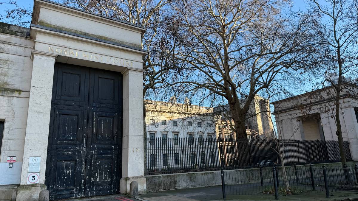 Protester mot kinesisk «spion­senter» i London – Urix