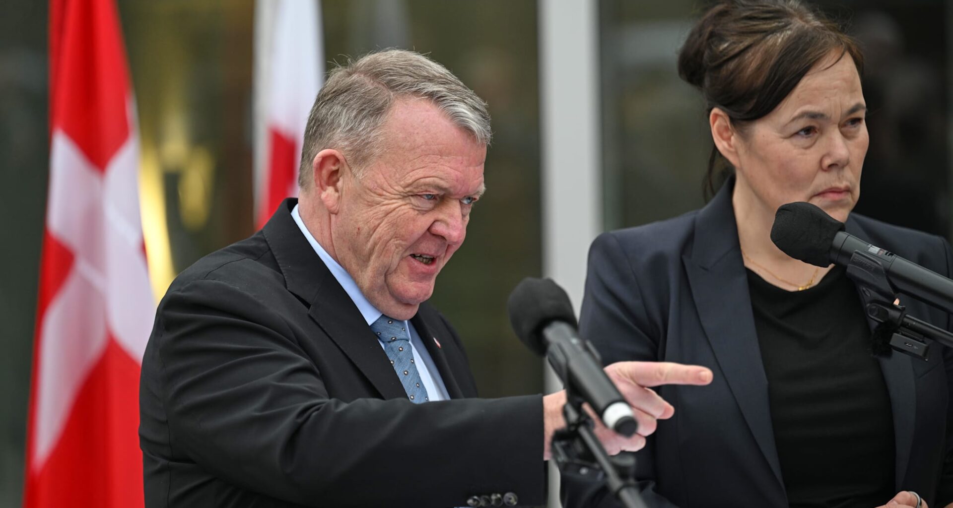 Danmarks utenriksminister Lars Løkke Rasmussen og Grønlands utenriksminister Vivian Motzfeldt på pressekonferanse ved Danmarks ambassade i Washington onsdag, etter møtet med visepresident J.D. Vance og utenriksminister Marco Rubio.