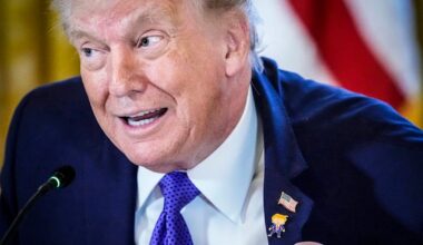 Det hvite hus deler bilde av Trump som «ser på» Grønland