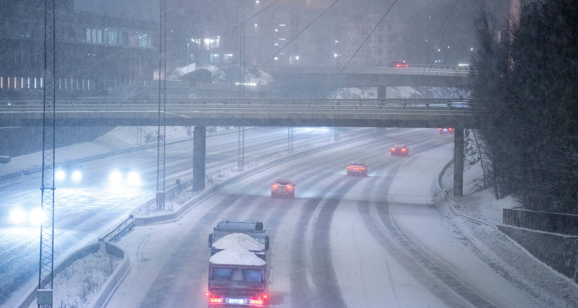 På E6 nordover fra Oslo, som her ved Furuset, snør det mye natt til torsdag. Dette bildet er tatt onsdag kveld.