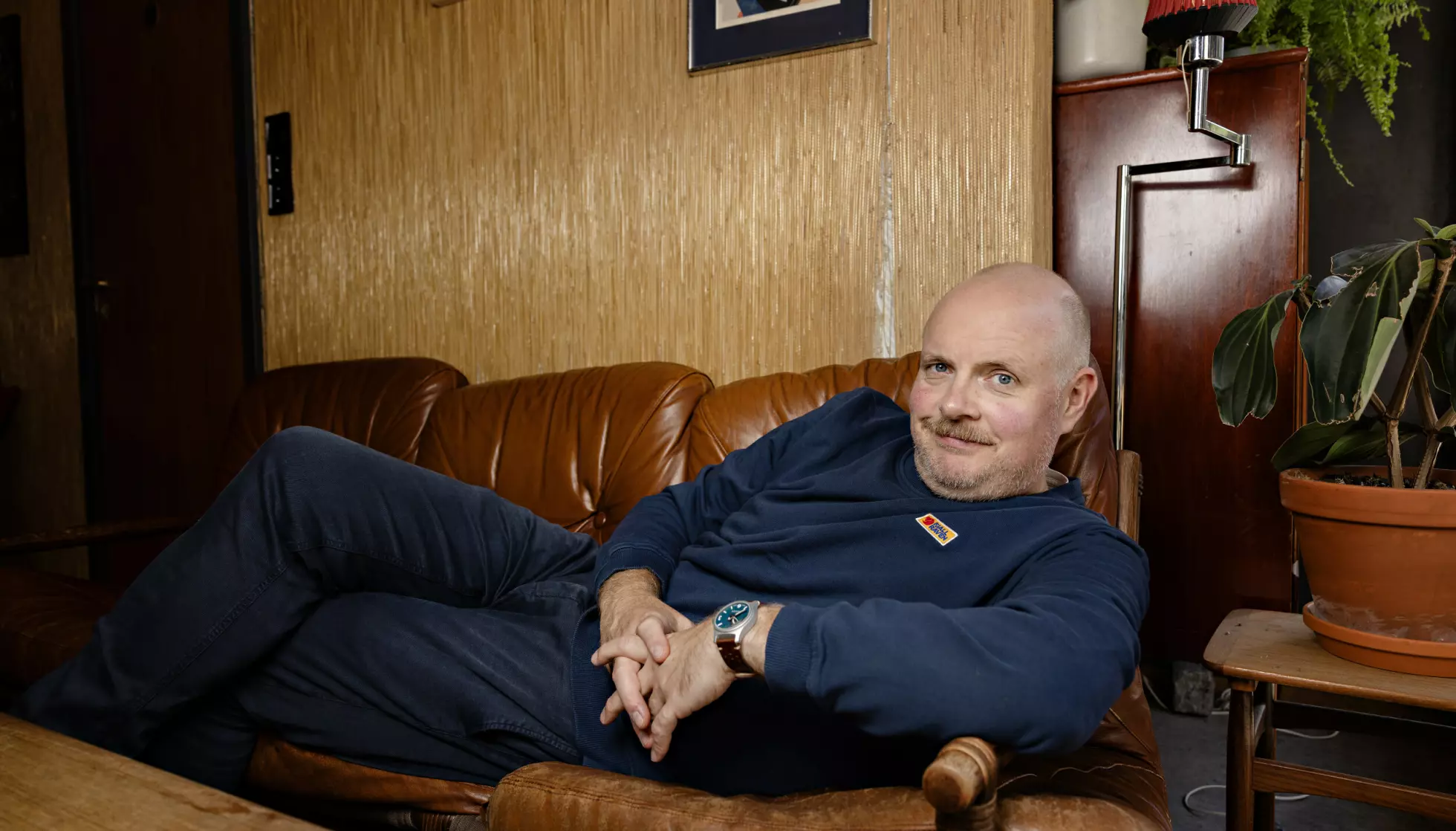 LA FOLK VÆRE SLITNE: Sa komiker og radiopersonlighet Steinar Sagen, som også ble fotografert i sofaen i 2024, før han skulle hente barna på skolefritisordningen. Foto: Kristian Ridder-Nielsen / Dagbladet