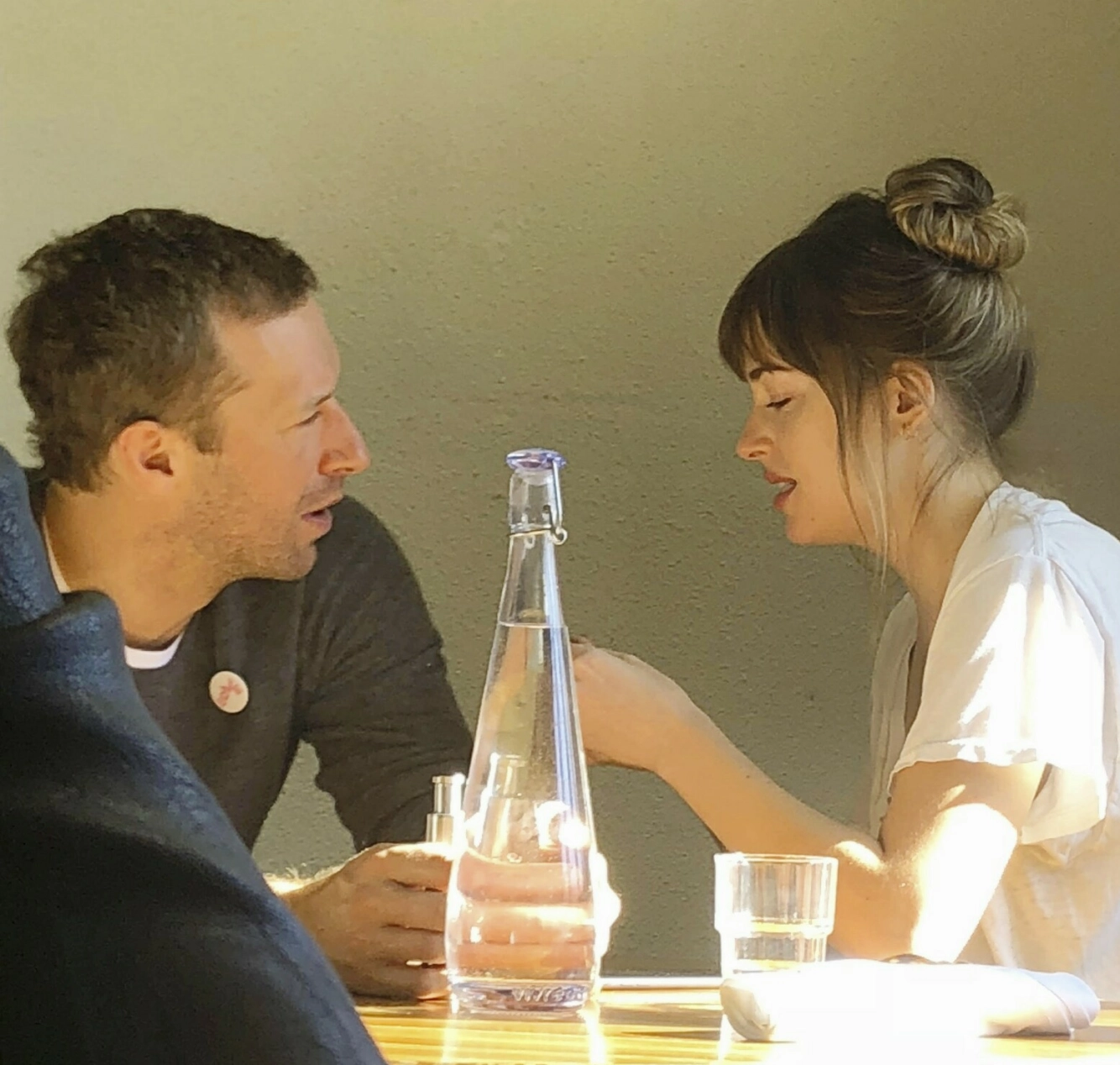 EKSKJÆRESTE: Chris Martin og Dakota Johnson på date på Heirloom Restaurant i Vancouver. Forholdedet tok slutt i fjor, angivelig på grunn av mye reising og lite tid sammen. Foto: NTB