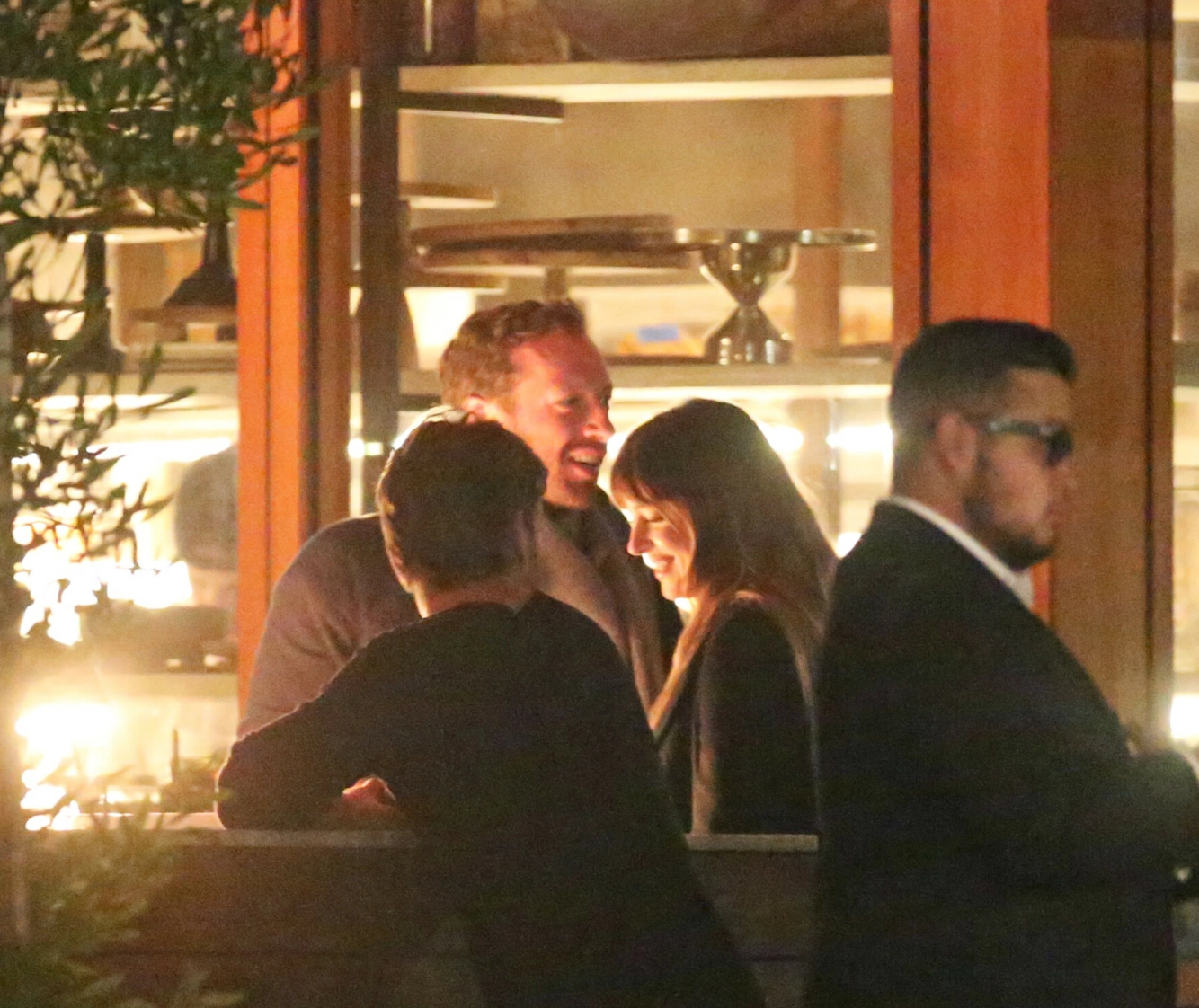 FØRSTE GANG: Her blir Chris Martin og Dakota Johnson fotografert for første gang på date. Bildet er fra 2018. Foto: NTB