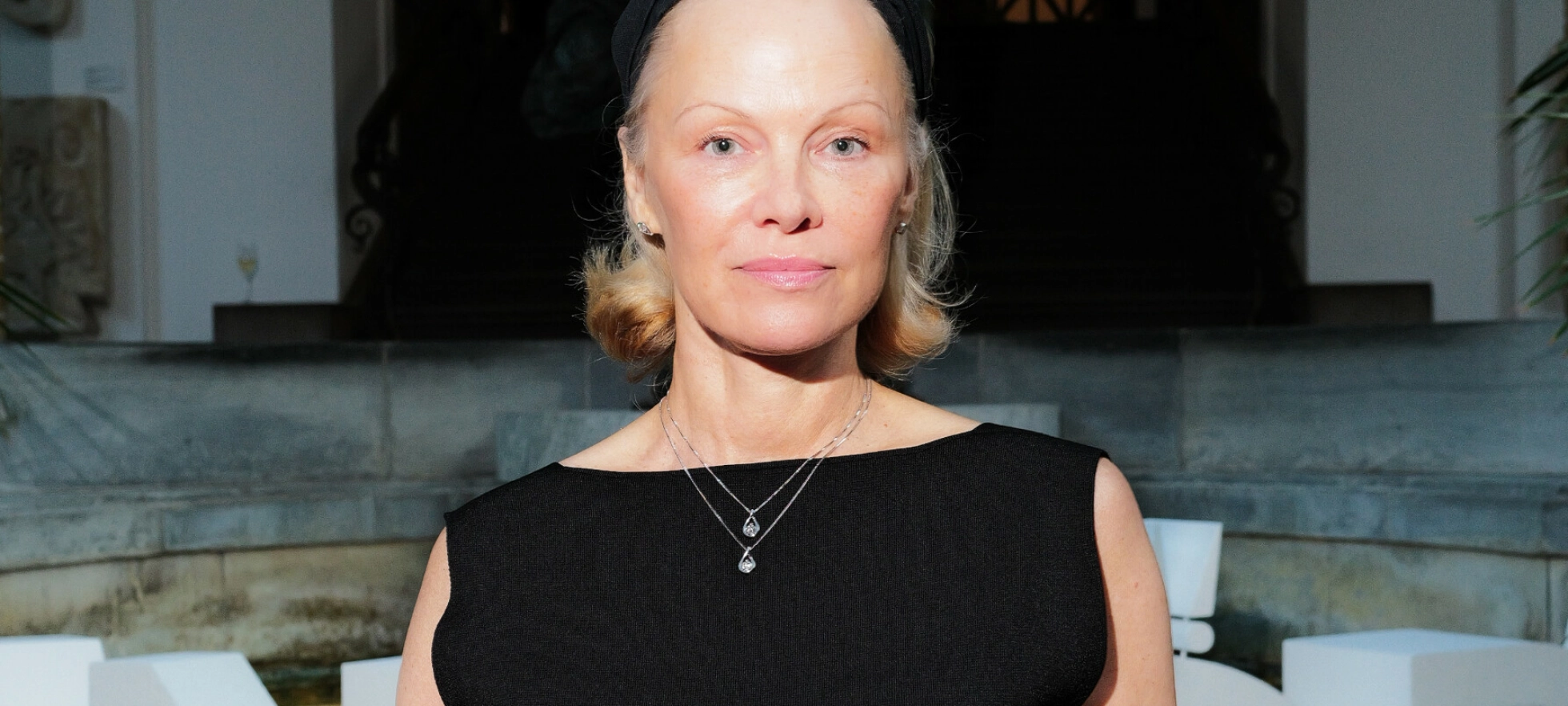 Pamela Anderson dukket opp under moteuken