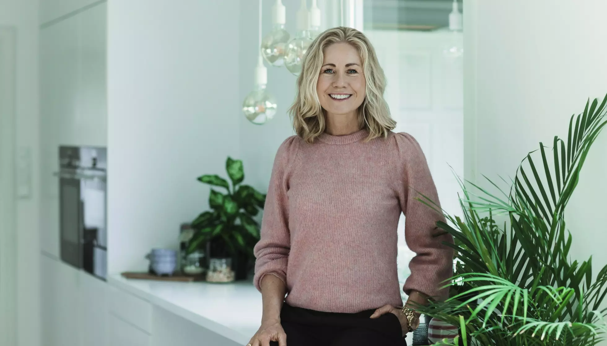 FRUKT OG GRØNT: Klinisk ernæringsfysiolog Tine Sundfør er opptatt av å fylle handlekurven med frukt, grønt og fullkorn, og sier ja til lettprodukter som ekstra lettmelk. Foto: Astrid Waller