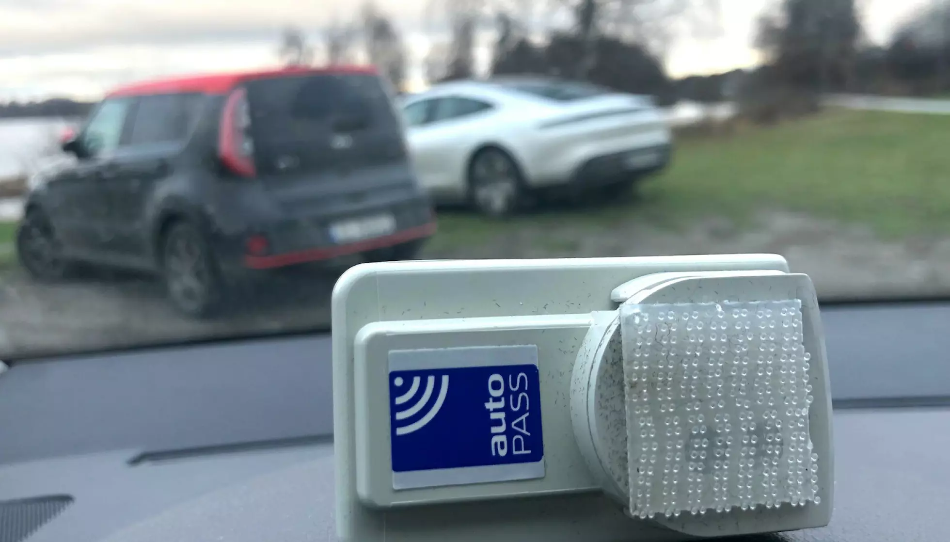 IKKE KJØR UTEN: Med bombrikke sparer du fortsatt mye penger i bommene. I tillegg er det mulig å finne veier som sparer deg for mange hundrelapper på vinterturen. Foto: Rune Korsvoll