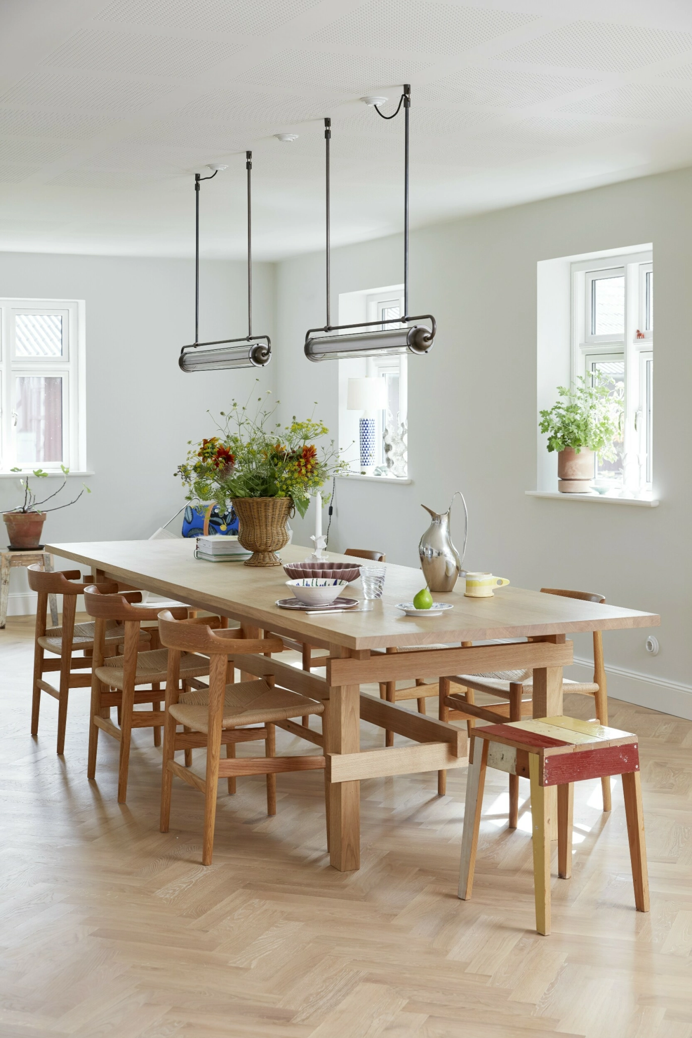 Den lille, uregelmessige krakken av
Piet Hein Eek tilfører et dynamisk
innslag til det stilrene spisebordet.
Tube Lamp og Hatu-bordet er spesiallaget hos Københavns Møbelsnedkeri. Rundt bordet står stolene
Final Chair av Hans Wegner. Tips! Et langbord gir plass til
både familie og gjester –
og gjør det mulig å spise og
jobbe ved samme bord
uten å måtte rydde alt
bort. FOTO: Mia Mortensen