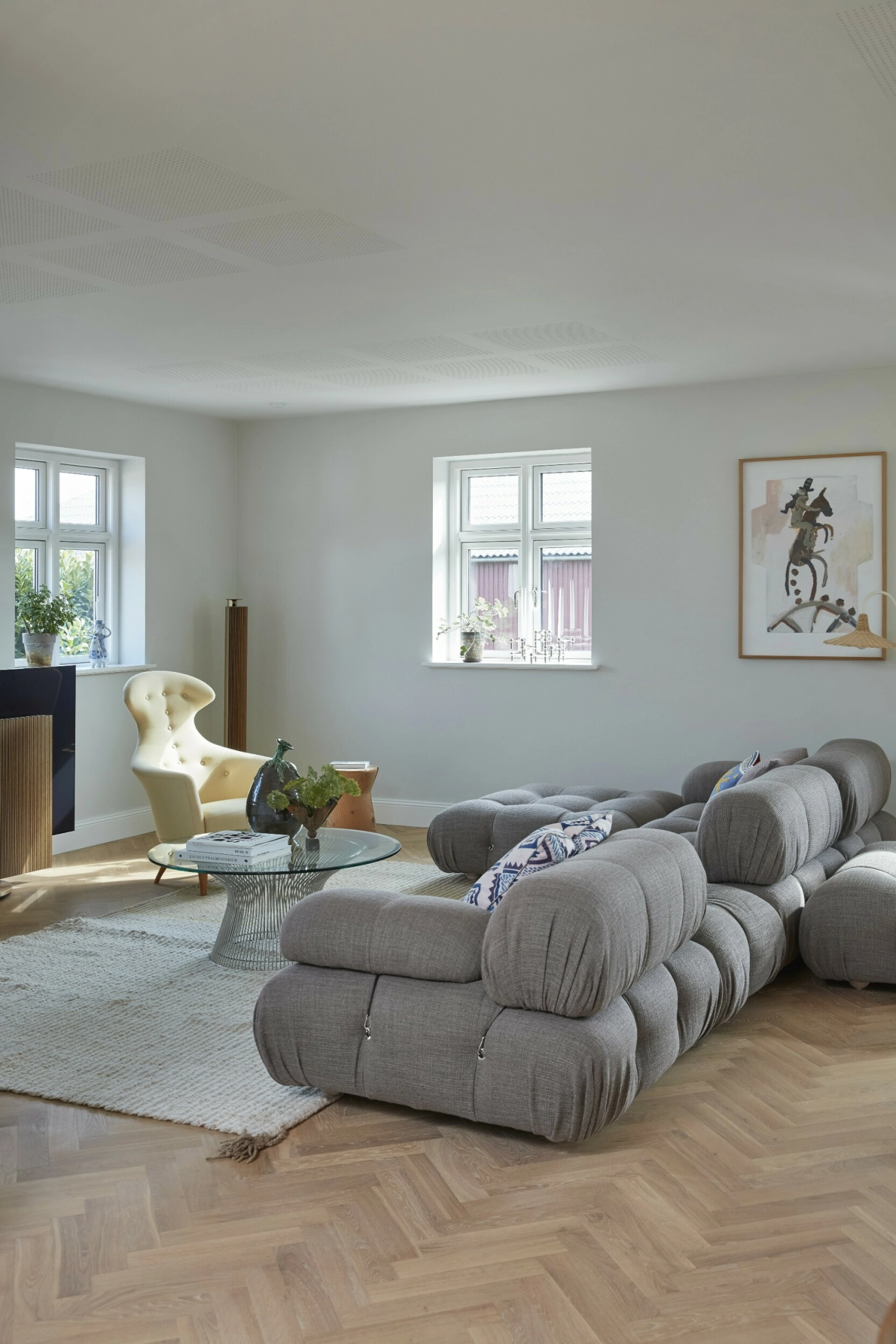 Det enkle sofabordet i stål og
glass fra Knoll står i skarp kontrast
til den myke Camaleonda-sofaen
fra B&B Italia. Det kraftige ullteppet fra Kusiner Carpets samler
sofasonen. Lenestolen er en vintage «Stora Eva» av Kerstin Hörlin.
Den store auberginen i keramikk
er av Giacomo Alessi, mens vasen
er fra Tage Andersen. FOTO: Mia Mortensen