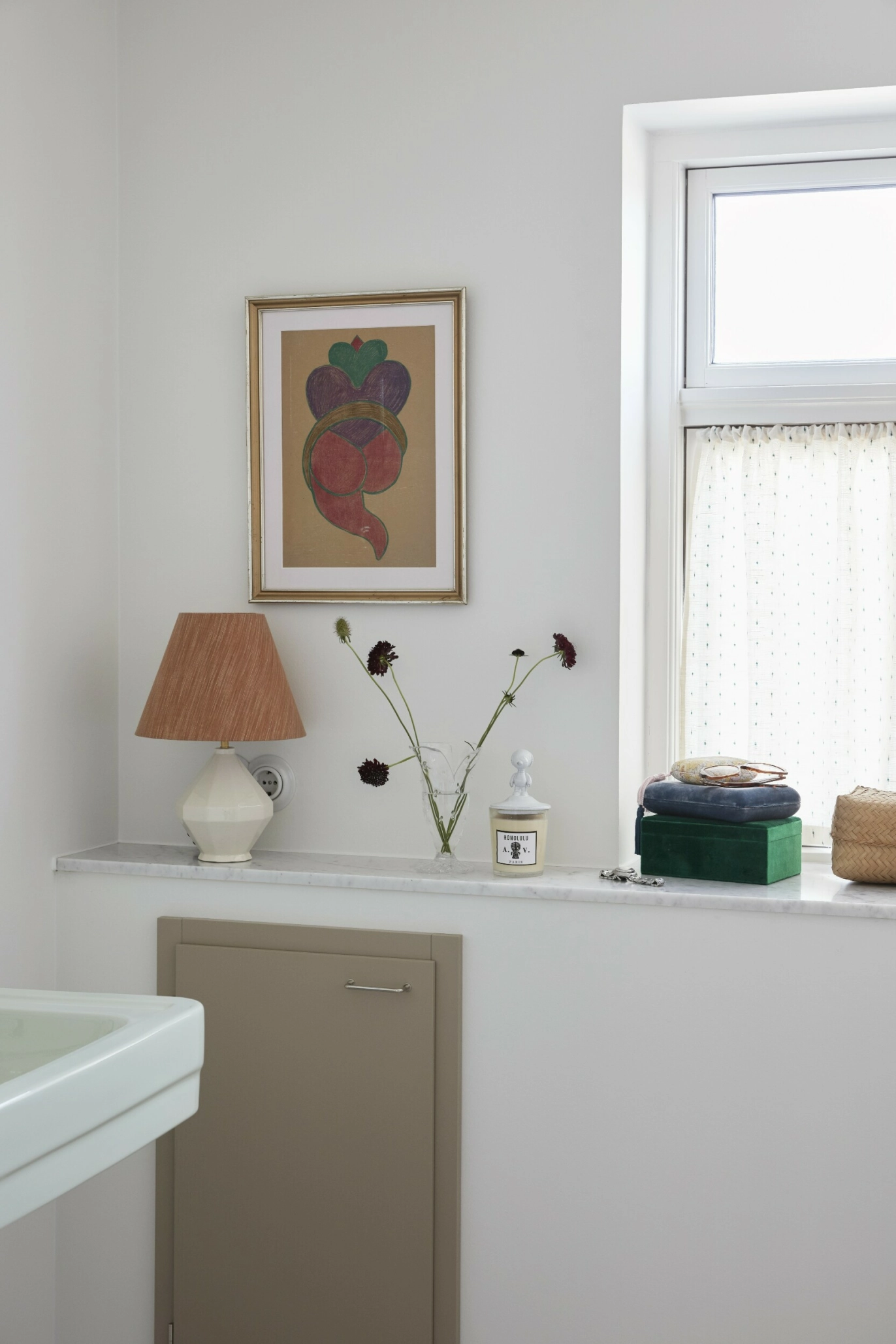 På badet skaper et lett gardin
en lun stemning. Det innebygde
skapet er fra Stillark. Bordlampen er av Helle Thygesen, mens
kunstverket er av Henry Heerup. FOTO: Mia Mortensen