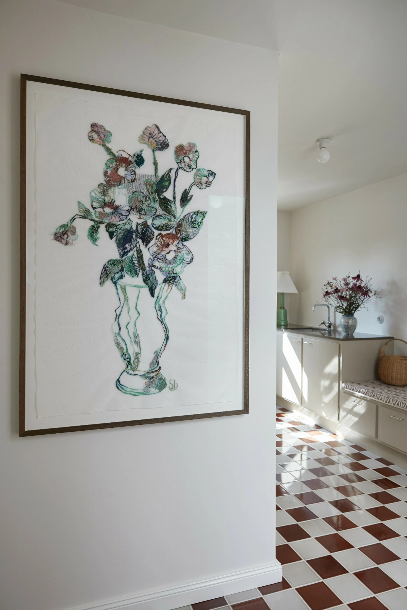 Et stort kunstverk med
floralt motiv setter tonen
i gangen og binder fargene
i hjemmet sammen. FOTO: Mia Mortensen