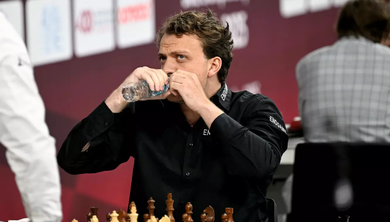 PROFIL: Hans Niemann tok seg en slurk vann underveis i partiet mot Magnus Carlsen. Foto: AFP/NTB