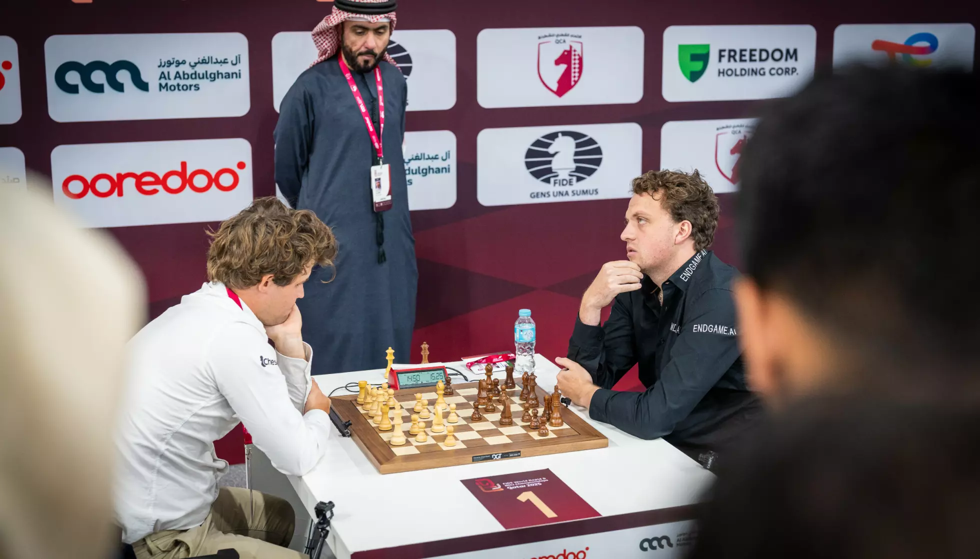 I GULLKAMPEN: Magnus Carlsen og Hans Niemann kjempet om VM-tittelen i hurtigsjakk i Doha. De møtte hverandre tidligere søndag. Foto: Lennart Ootes/Fide