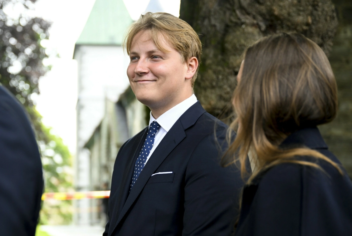 STÅR VED ET
VEIKRYSS