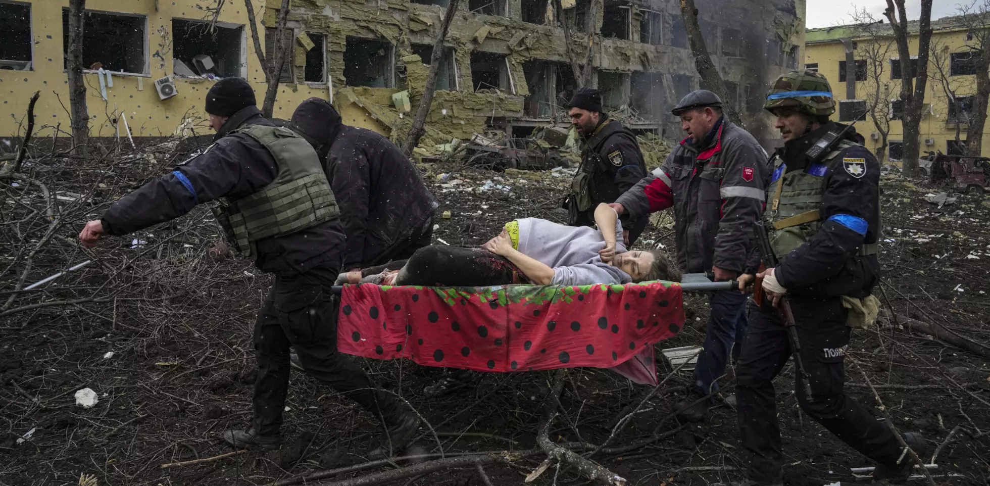 DREPT: Iryna Kalinina (32) var blant de drepte i Putins bombing av barnesykehuset i Mariupol. Bildet av at hun bæres ut av ruinene rystet verden. Foto: Jevgenij Maloletka / AP