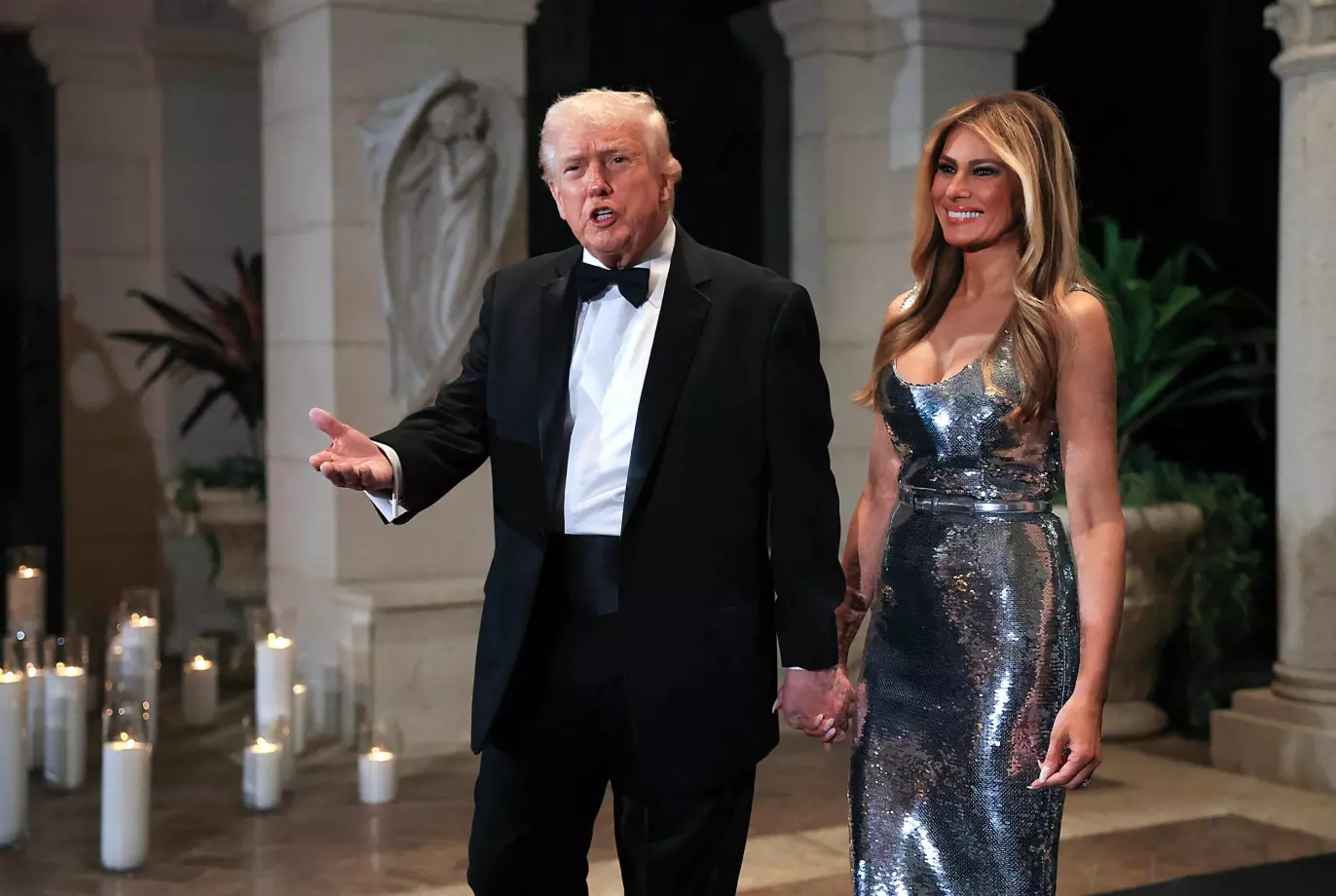 I FINSTASEN: USAs president Donald Trump og førstedame Melania Trump ankommer nyttårsfeiring på Mar-a-Lago i Palm Beach i Florida 31. desember 2025, der presidenten holdt tale og markerte inngangen til 2026. Foto: Joe Raedle / Getty Images / AFP