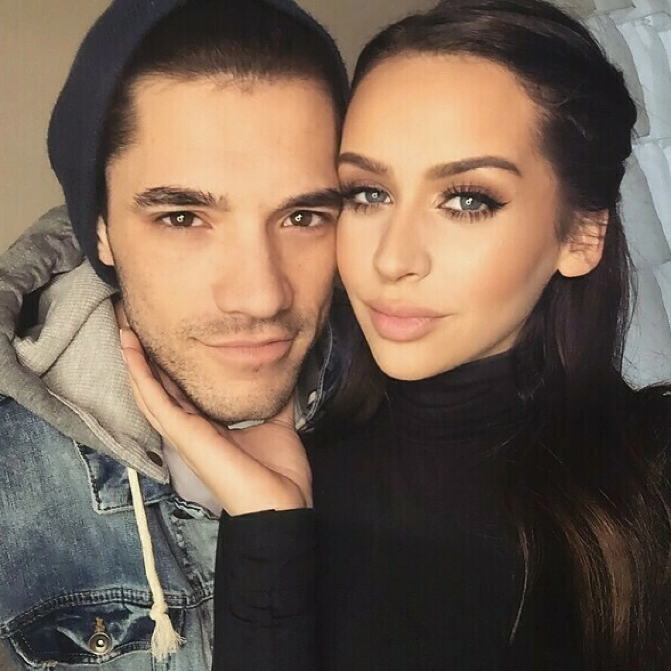 STORMFORELSKET: Kort tid etter at paret bekreftet gjenforeningen er de blitt forlovet. Foto: Skjermbilde fra Instagram/@carlibel