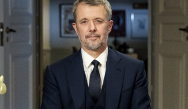 Kong Frederik kritiseres for klesvalg under nyttårstalen 2025