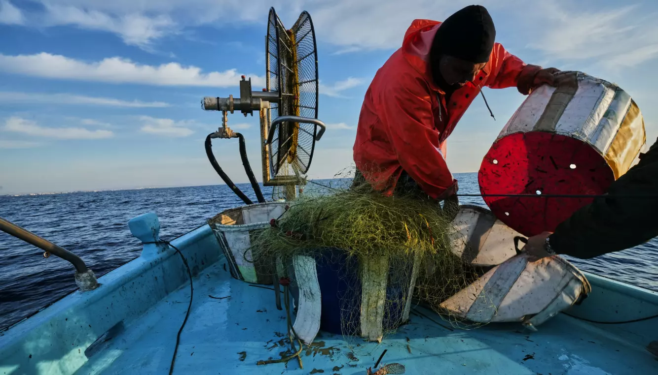 Fisker Photis Gaitanos får stadig dragefisk i fangsten. Nå forsøker han å bekjempe den fremmede arten ved å tilby den til restauranter som en delikatesse. Foto: Petros Karadjias / AP / NTB