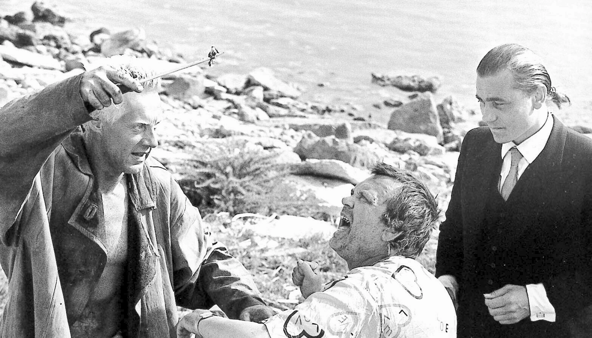 HELVETE PÅ JORD: Filmen 'Sweetwater' fra 1988 skildrer livet på en søppelfylling i en verden i oppløsning. Bjørn Sundquist (t.h. med hestehale) spiller her mot Sverre Anker Ousdal (t.v.) og Per Jansen.