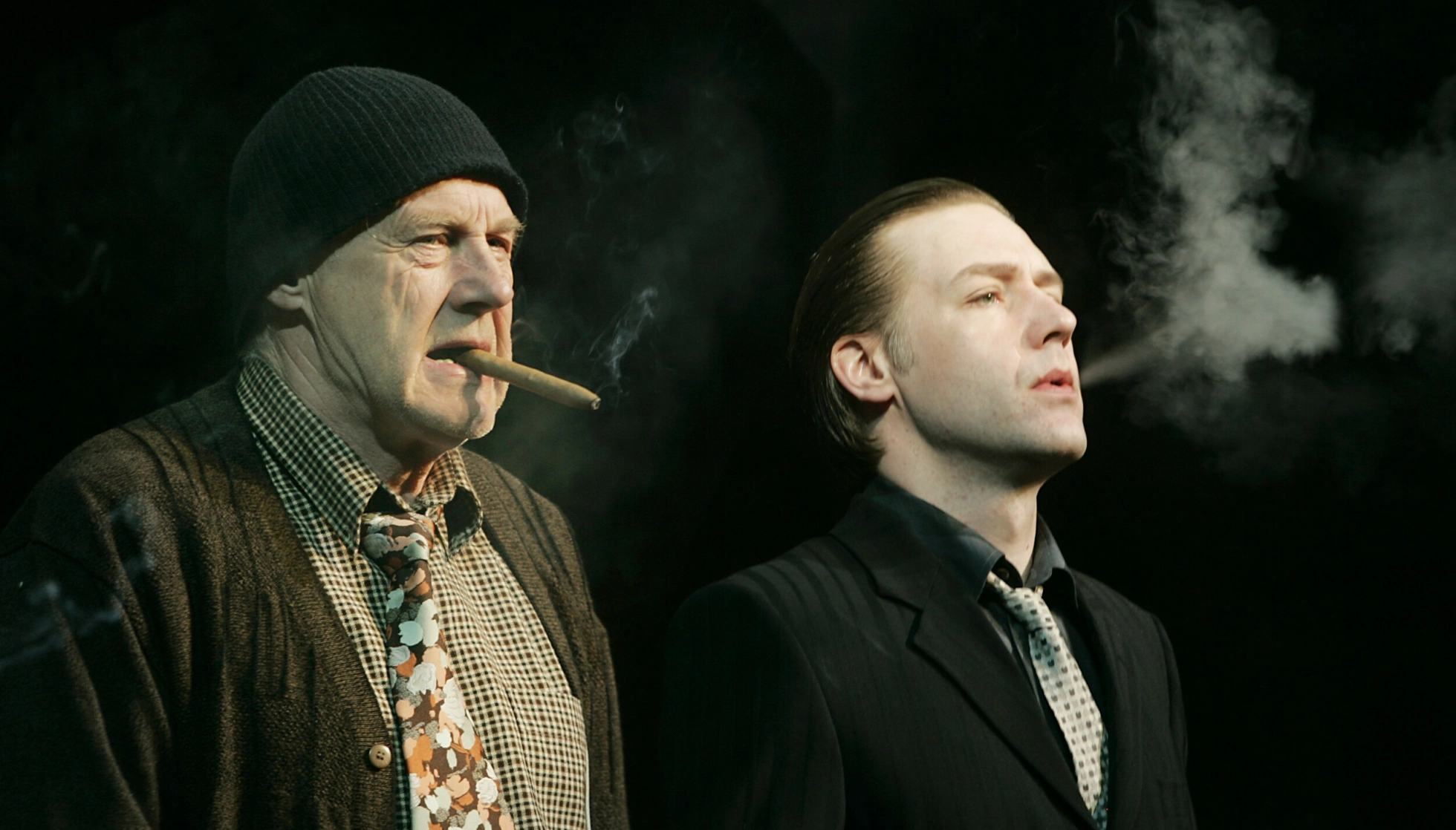 NY SUKSESS: Sverre Anker Ousdal og sønnen Mads i rollene som henholdsvis patriarken Max og halliken Lenny i Harold Pinters teaterstykke «Hjemkomsten». Foto: NTB