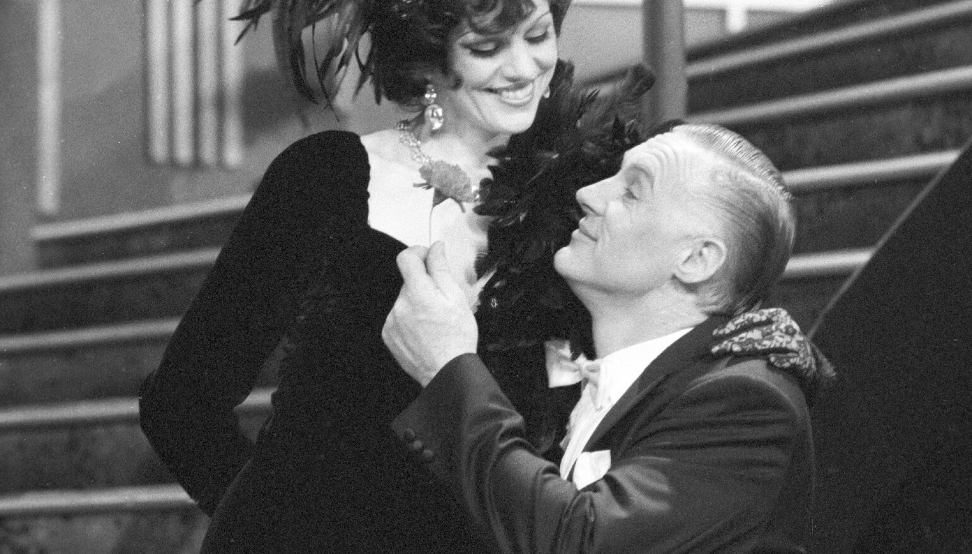 GLAD ENKE: Scenebilde fra oppsetningen av «Den glade enke» på Nationalteatret. Her den ene enken Karin Lunden sammen med grev Danilo, spilt av Sverre Anker Ousdal. Foto: NTB