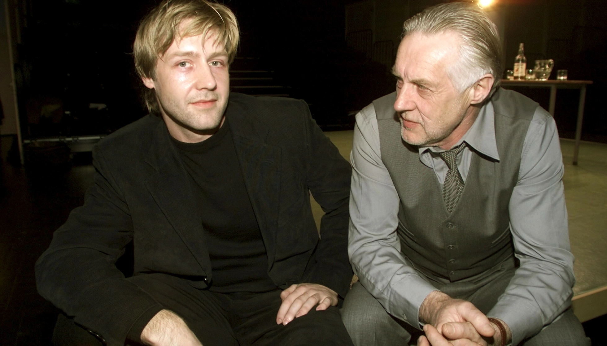 STERKT SAMSPILL: Eplet falt ikke langt fra stammen. I 2000 Spilte Sverre og sønnen Mads – nettopp far og sønn i stykket «Langs dags ferd mot natt». Her fra en pause under øvingen. Foto: NTB