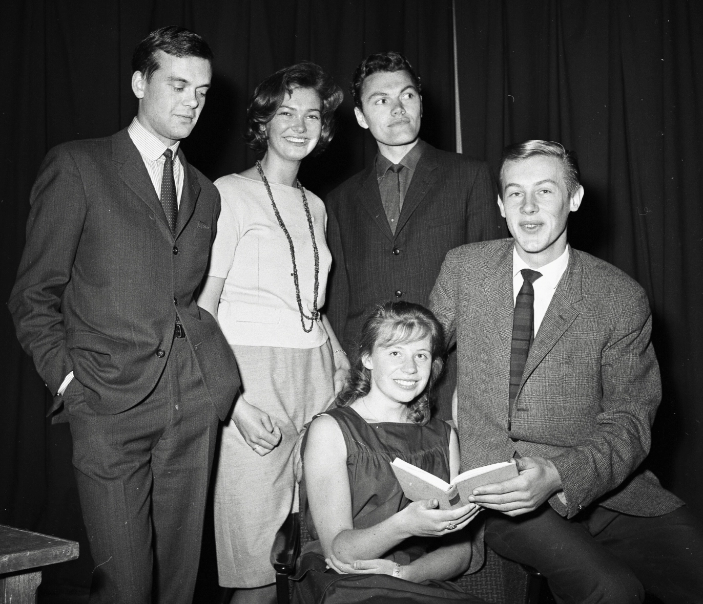 GJENGEN: Statens Teaterhøgskole startet et nytt år i 1962 med 12 elever. Her ved fem av dem. Fra venstre: Per Johan Jansen, Kari Onstad, Rannov Nilsen, Sverre Anker Ousdal og Tone Berit Sørgaard. Foto: Aftenposten