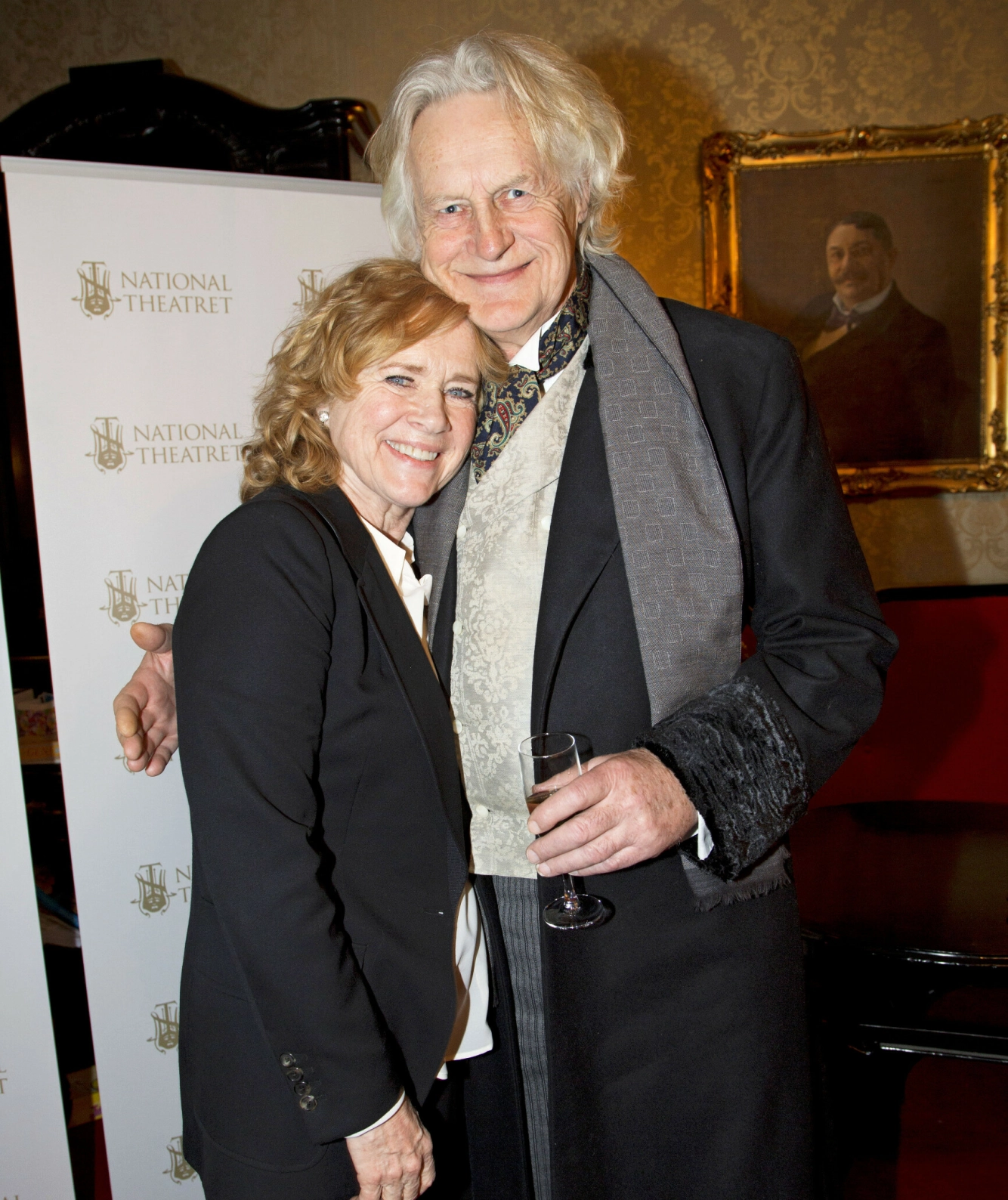 NESTORER: Liv Ullmann og Sverre Anker Ousdal har begge gjort nordmenn stolte takket være deres gaver som skuespillere. I 1995 hadde hun regien for «Onkel Vanja» på Nationaltheatret, han hadde hovedrollen. Foto: Andreas Fadum/Se og Hør