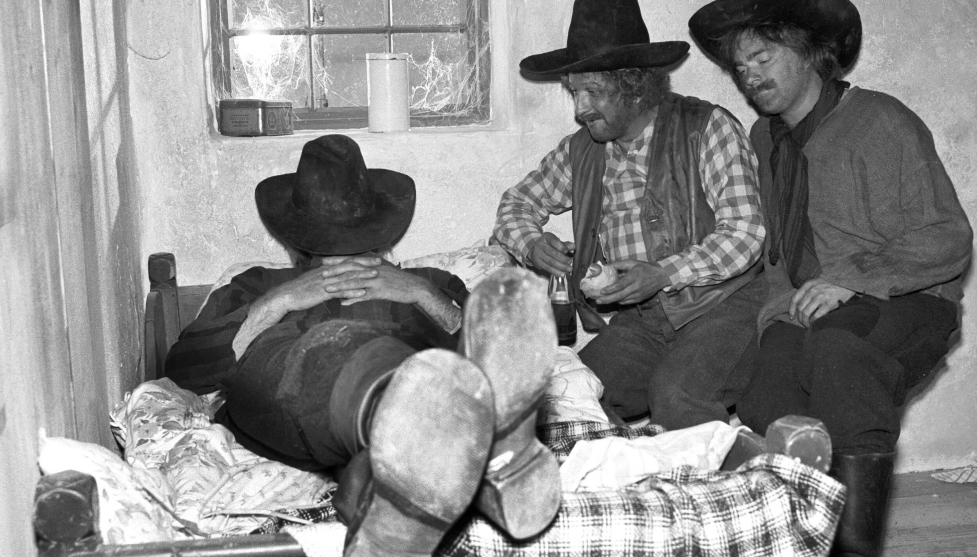 RØVERE PÅ FILM: I 1987 ble filmen «Folk og røvere i Kardemomme by» spilt inn, etter boken og teaterforestillingen til Thorbjørn Egner. Sverre Anker Ousdal (Kasper, foran), Øivind Blunck (Jesper, t.h.), og Jon Eikemo (Jonathan, bak). Foto: NTB