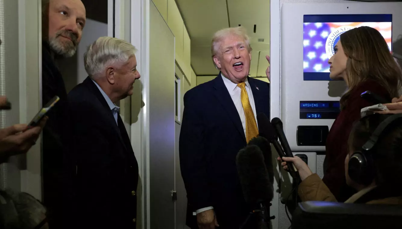 TRUER: USAs President Donald Trump uttalte nok en gang at USA trenger Grønland natt til mandag, om bord på Air Force One. Han truet med at han først ville snakke om Grønland om 20 dager. Foto: Reuters/Jonathan Ernst/NTB.