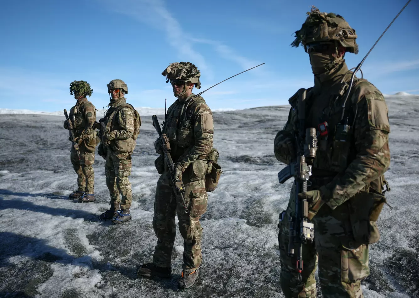 NATO-ØVELSE: Danske soldater øvde seg på å oppdage potensielle trusler under en militærøvelse med tyske og franske tropper og i Kangerlussuaq på Grønland, 17. september. Foto: Reuters/Guglielmo Mangiapane